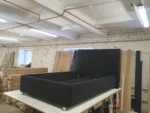 В наличии Кровать Челси, 120x200, с подъемным механизмом полное дно с полкой, Велюр Галакси лайт 15-черный, Ножки 5 см стандарт Чехол на царгах НЕ съемный, изголовье ширина 140